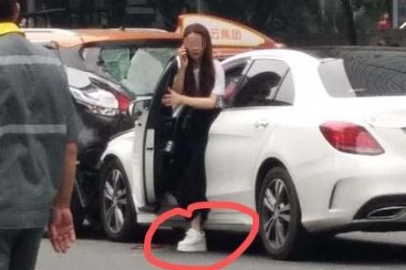 奔馳女闖紅燈撞傷13人松糕鞋