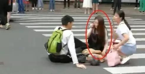 肇事女司機安慰傷者