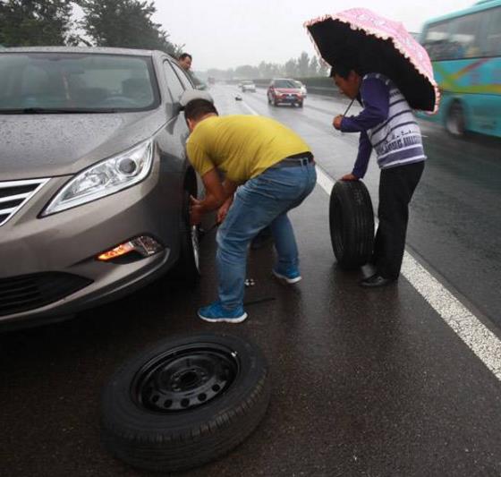 高速行駛時(shí)車輛爆胎如何預(yù)防