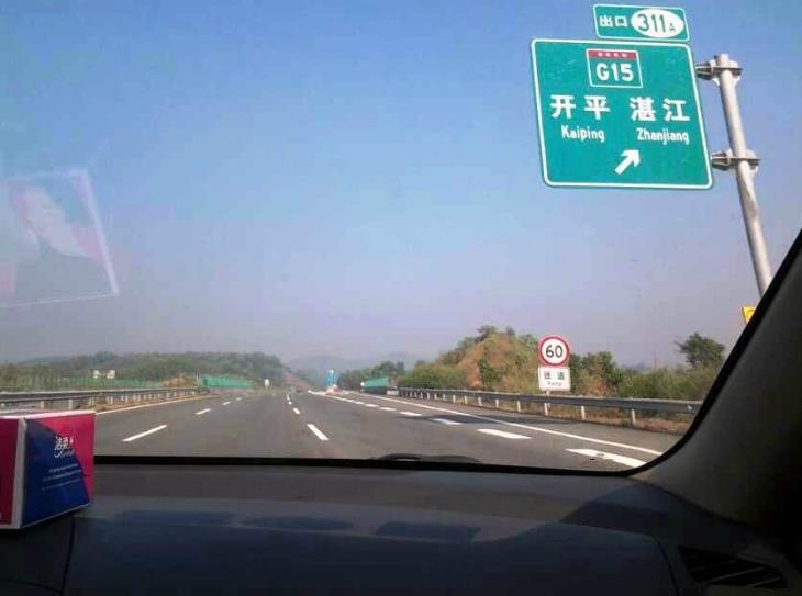 我剛學開車不久，出門認路很困難，請問駕車認路有什么好辦法嗎