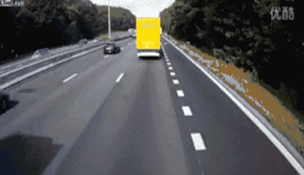 留有余地 – 不要在車流中連續變道和穿行