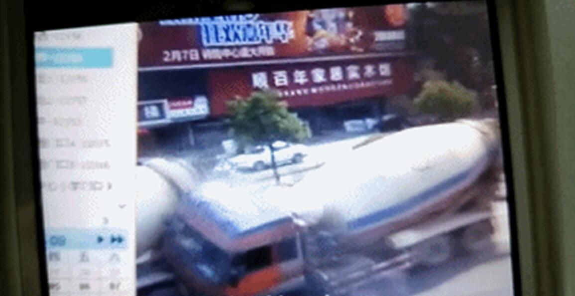 4.1 留有余地 – 不要在大型車輛之間行駛