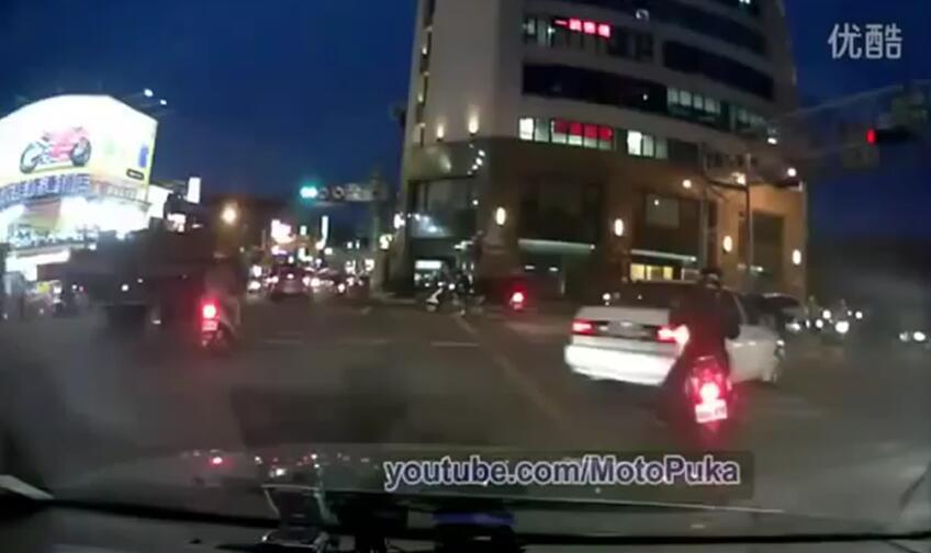 引人注意 – 未向其他道路使用者表明意圖