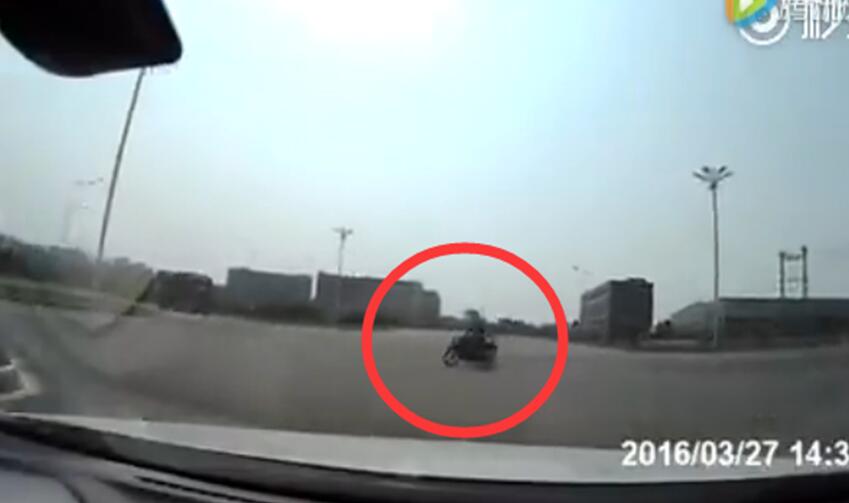 凝視摩托車，忽視了潛在的風險