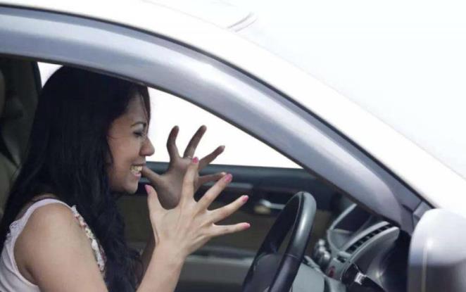 女司機駕車防御性駕駛技巧