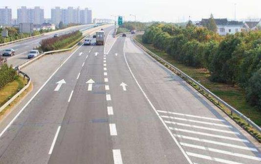 前方有出口提前靠左行駛，并擴大跟車距離